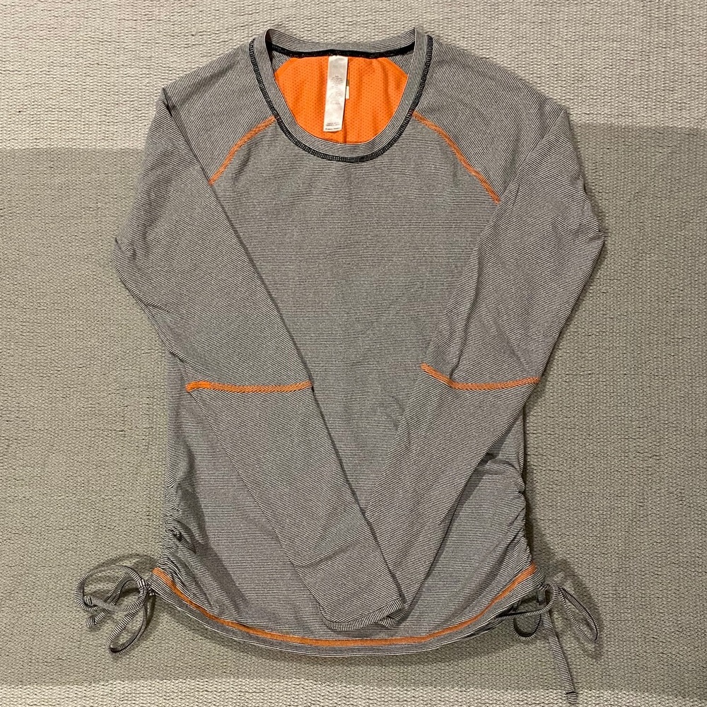 Lucy L/S Tee with side ruching.